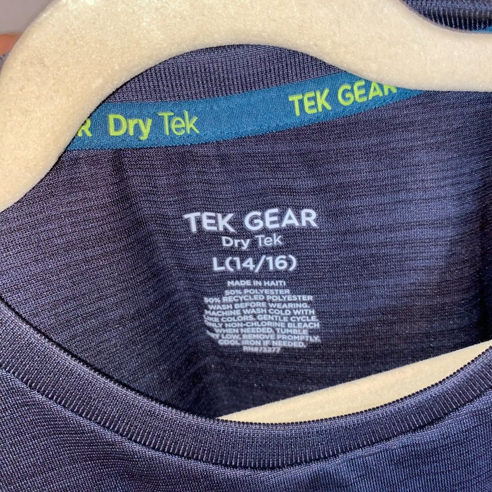 T-Shirt - Picture 4 of 6